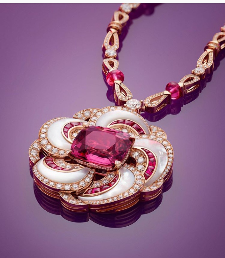 مجوهرات ماسية باللون الزهري من مجموعة بولغاري