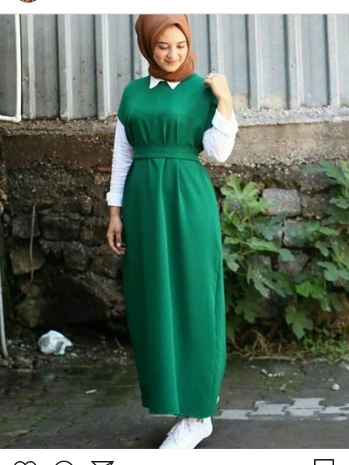 صورة فستان محجبات تركي كاجوال بنصف كم من اللون الأخضر مع قميص باللون الأبيض