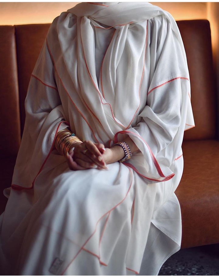 صورة عباية خليجية كاجوال باللون الأبيض