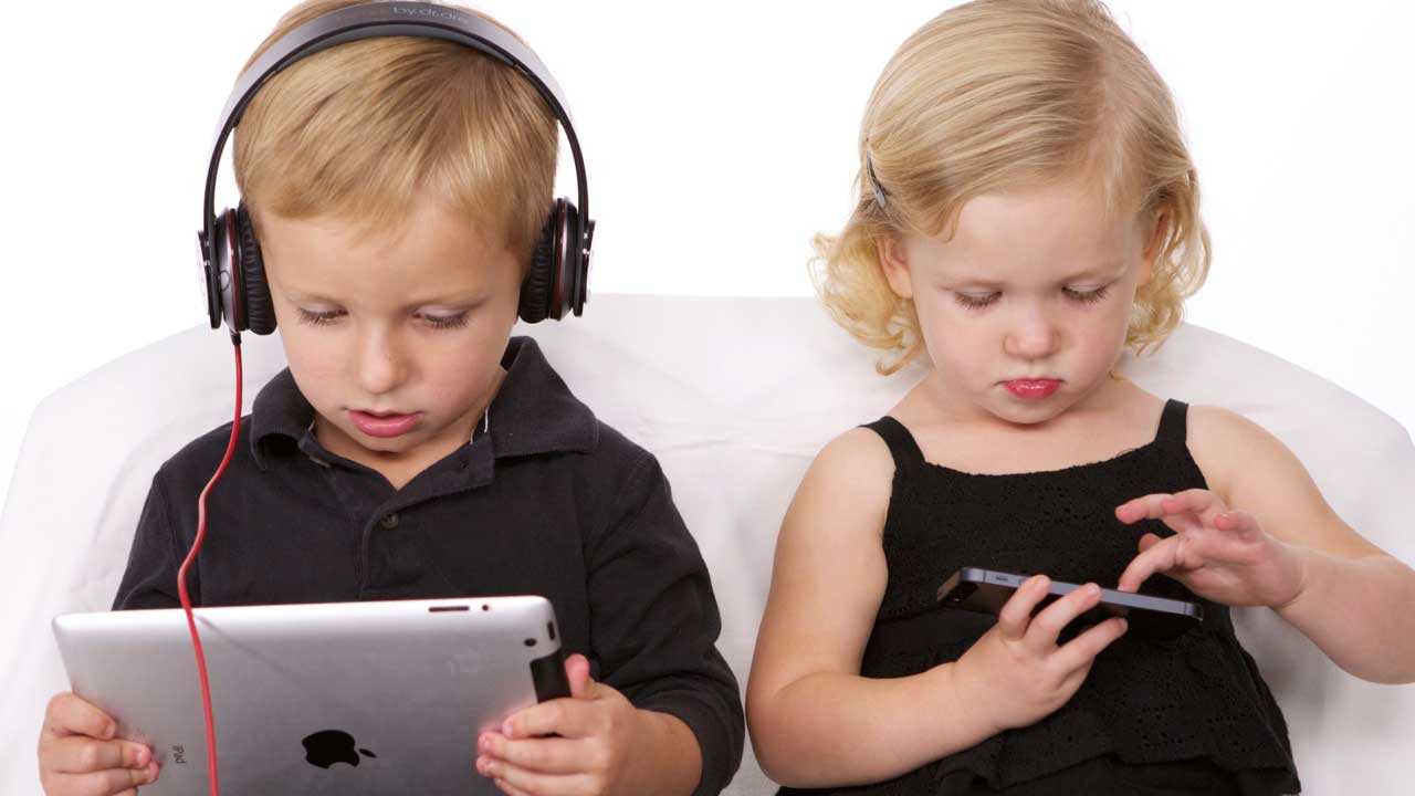 وزيرة تحذر من ارتفاع نسبة خطورة لعب الأطفال على الهواتف !