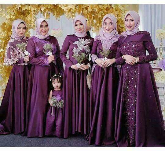 إطلالة باللون البنفسجي لوصيفات العروس