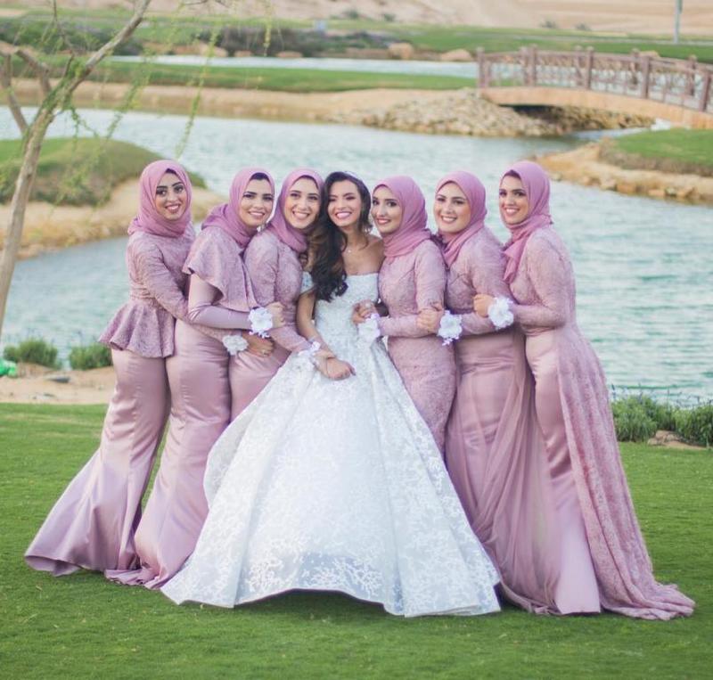 الحجاب يزين إطلالة وصيفات العروس