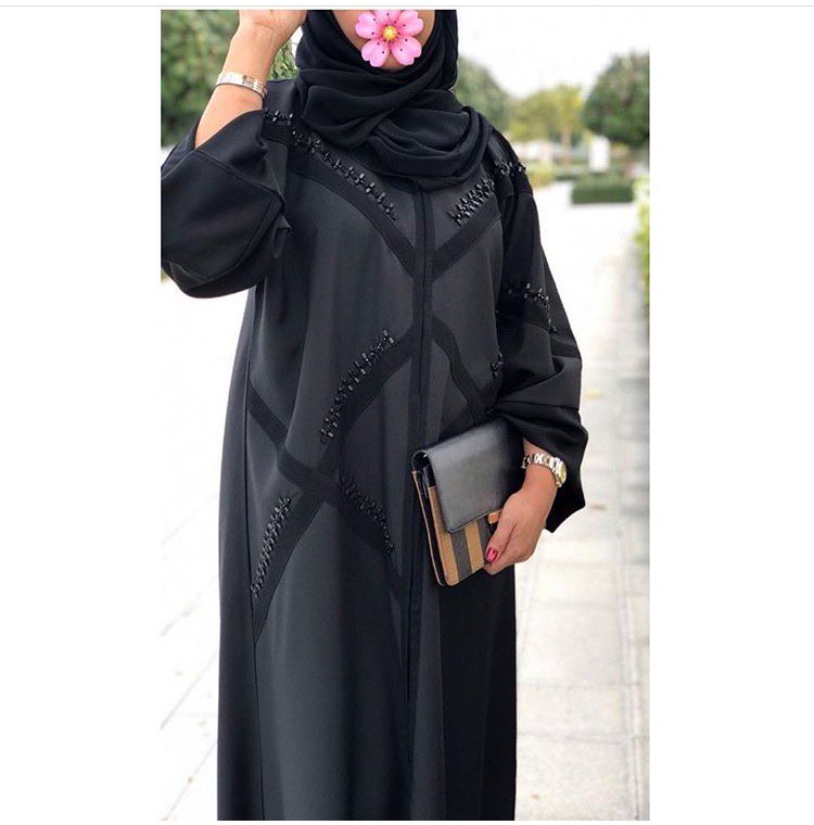 الخرز يزين العباءة السوداء