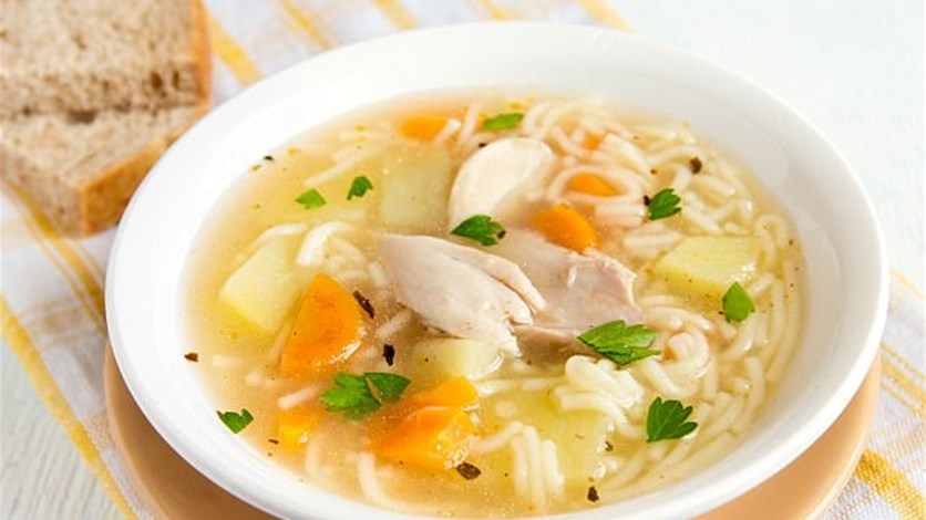 حساء الدجاج لعلاج نزلات البرد