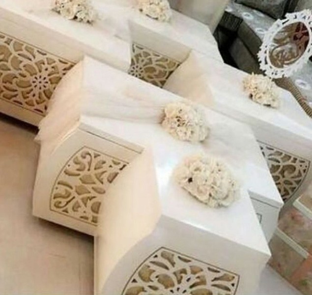 دبش عروس مزين بالورود البيضاء