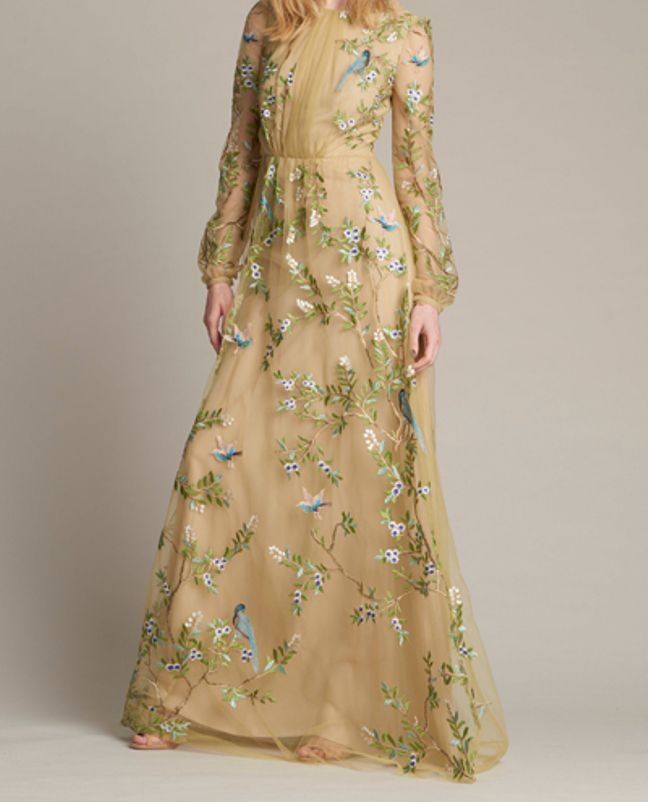 فستان بيج مطرز يناسب المحجبات