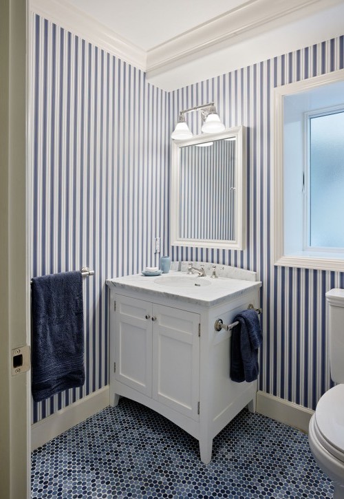 ورق حائط مخطط بالأزرق والابيض لتغطية جدران الحمام