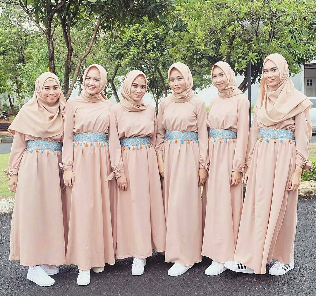 وصيفات العروس يتألقن بفساتين باللون السيمون الفاتح