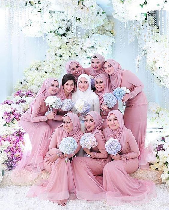 وصيفات عروس بفساتين باللون الكاشمير