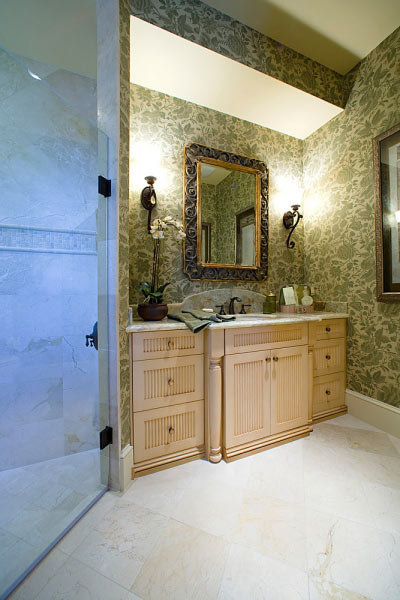 وضع مرآه في مقابل الجدار المغطى بورق الحائط