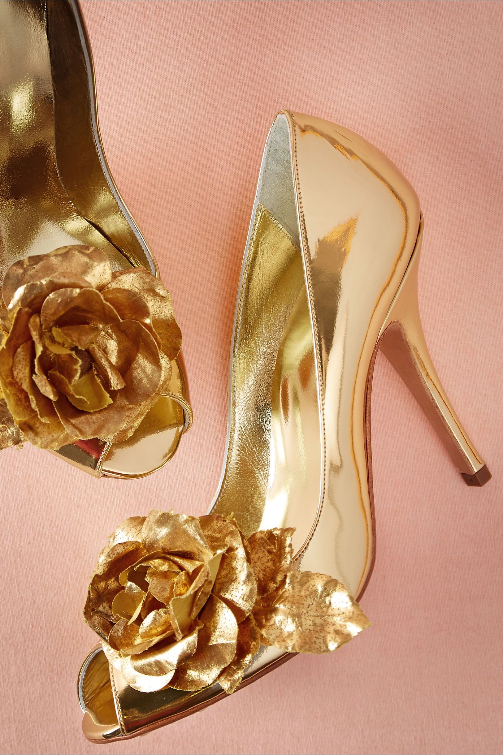 صور حذاء ذهبي للعروس ذو كعب عالي