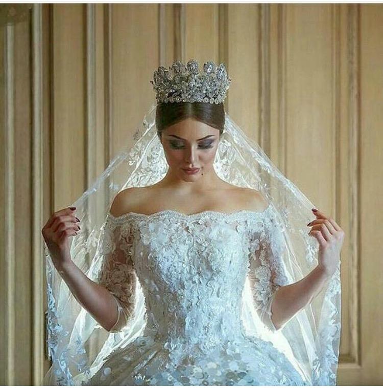 صور أجمل تسريحات شعر العروس مع إكسسوارات الشعر