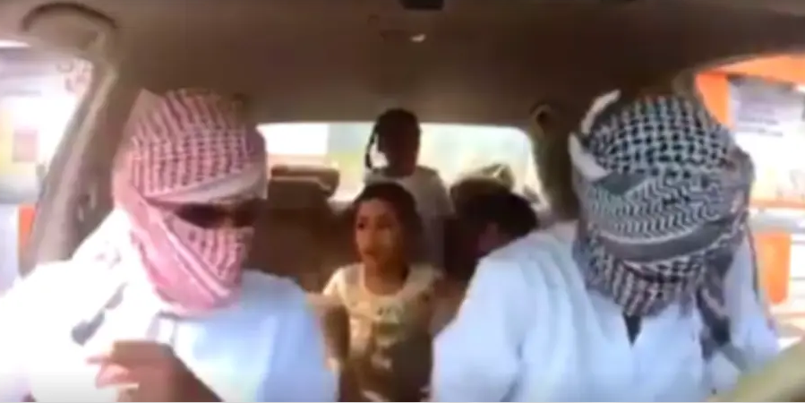  شابان سرقا سيارة بها أطفال لتصوير فيديو توعية فتم القبض عليهما