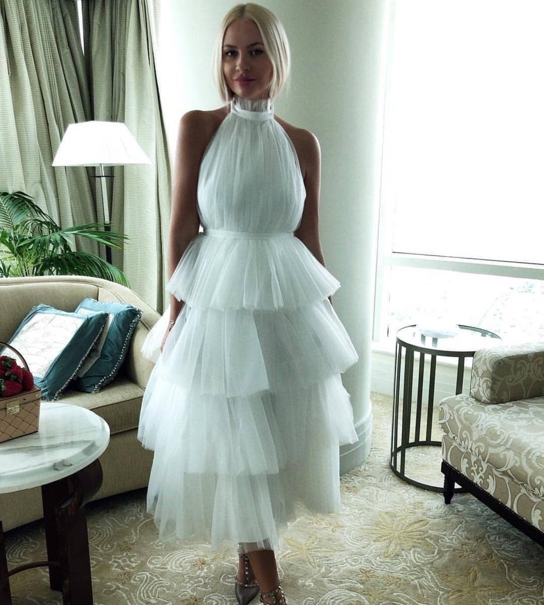 فستان زفاف بتصميم بسيط مكون من عدة طبقات بطول متوسط