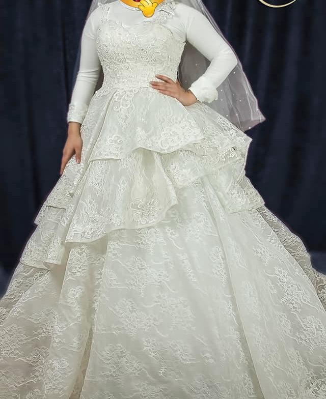 أشكال فساتين زفاف باللون الشامبين ملائمة للمحجبات