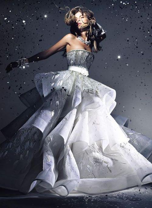 تصميم فستان زفاف منفوش باللون الأبيض