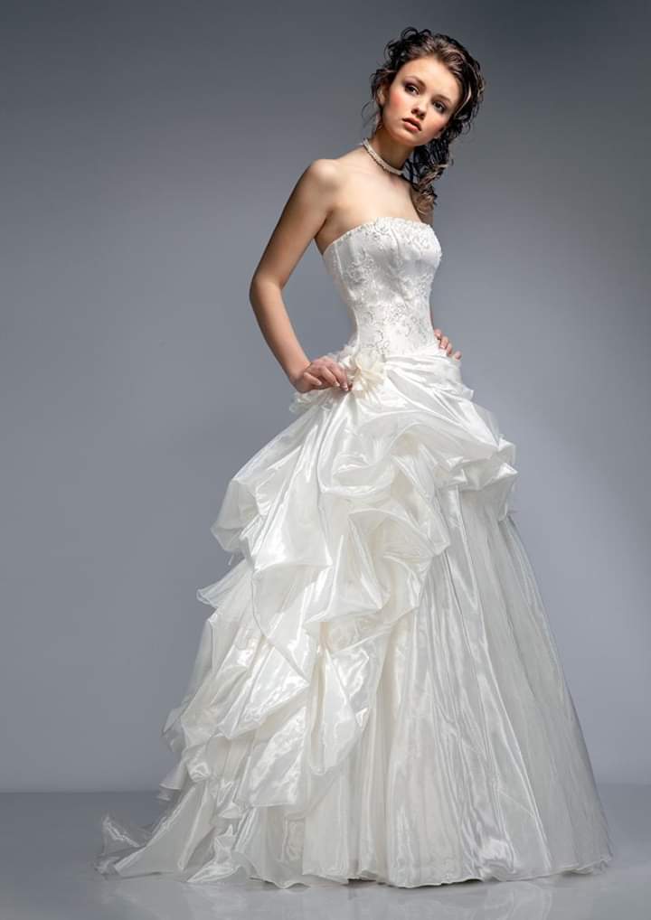 فستان زفاف منفوشة باللون الأبيض