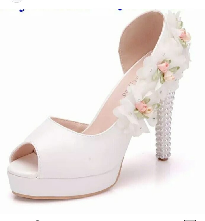 حذاء كعب عالي للعروس باللون الأبيض