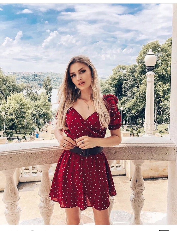 فستان صيفي قصير باللون الأحمر العنابي