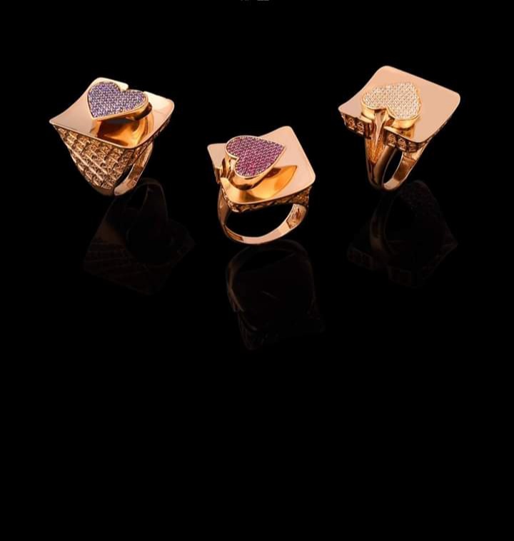 أشكال خاتم ذهبي كبير بفصوص ملونة