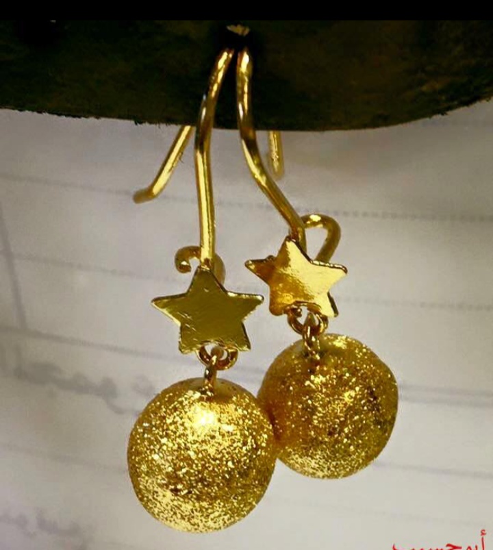 صور أشكال حلقان ذهبية كبس مودرن صغيرة الحجم