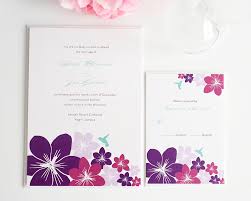 تصميم دعوة لحضور حفل زفاف مزينة بإطار من الورود