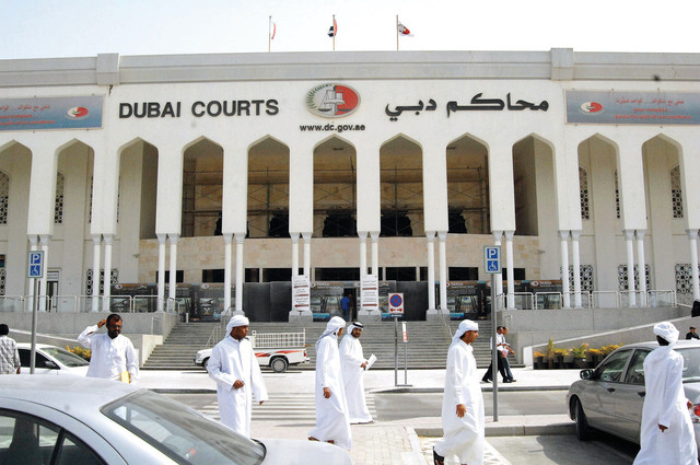 سائق يهدد سيدات عائلة خليجية بنشر فيديوهات منزلية لهن !