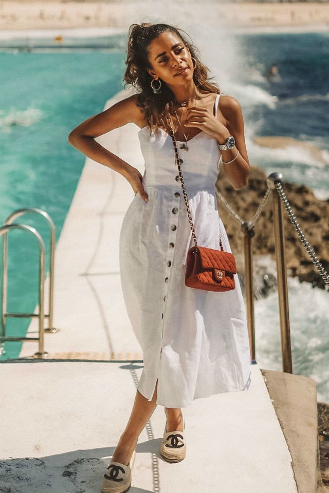 أجمل تصميمات الفساتين البيضاء القصيرة المناسبة للشاطىء