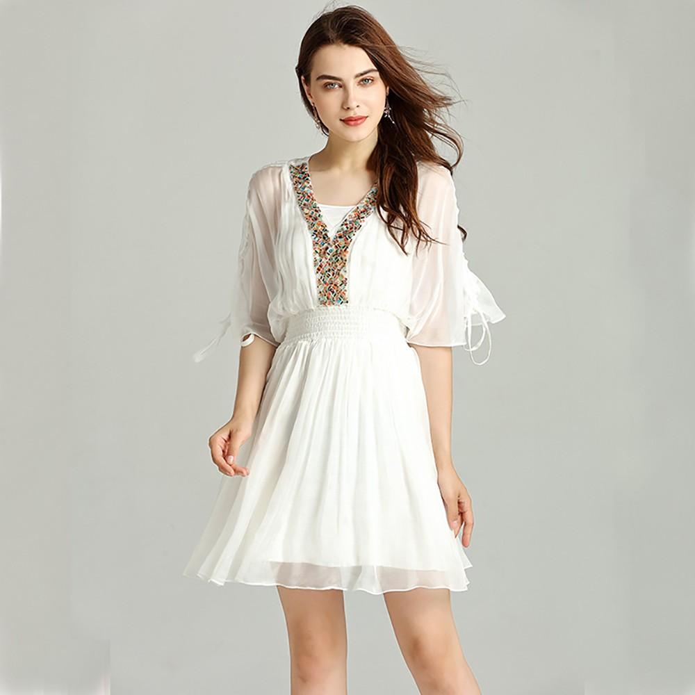 أجمل ستايلات الفساتين البيضاء المناسبة للخروج على الشاطىء