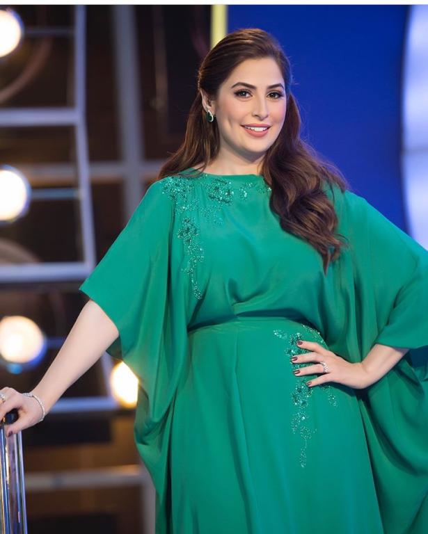 التميز عنوان إطلالات الإعلامية الإماراتية