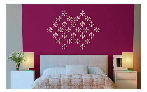 اللون البنفسجي لورق الحائط يمنح ديكور الغرفة طابعًا مميزًا
