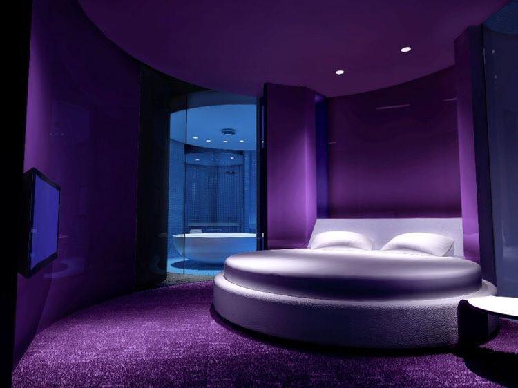 اللون البنفسجي لورق حائط غرفة النوم