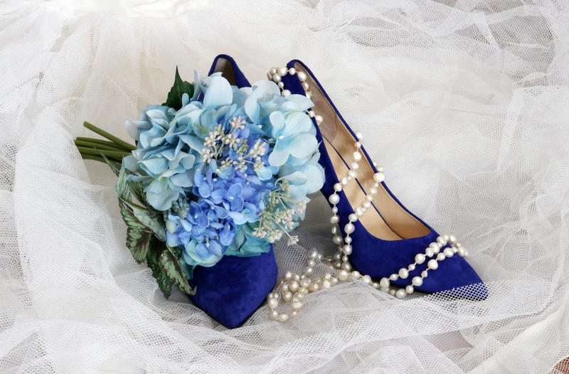 تصميم رقيق لحذاء عروس باللون الازرق
