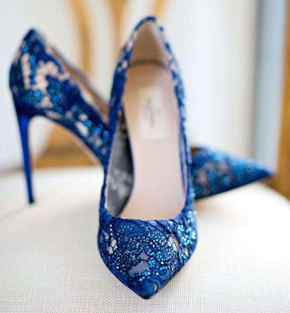 تصميم ملكي لحذاء عروس أزرق