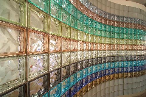 تصميمات حديثة للطوب الزجاجي