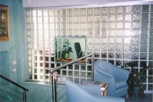 تصميمات مميزة باستخدام الطوب الزجاجي