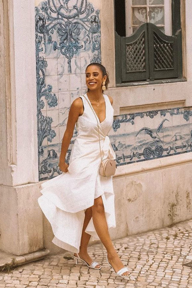تصميمات مميزة للفساتين البيضاء الشاطئية