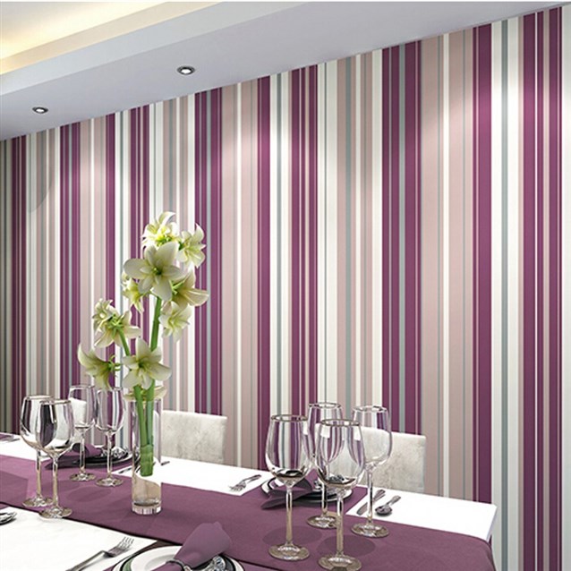 ديكور غرفة الطعام مزين بورق الحائط المخطط باللون البنفسجي