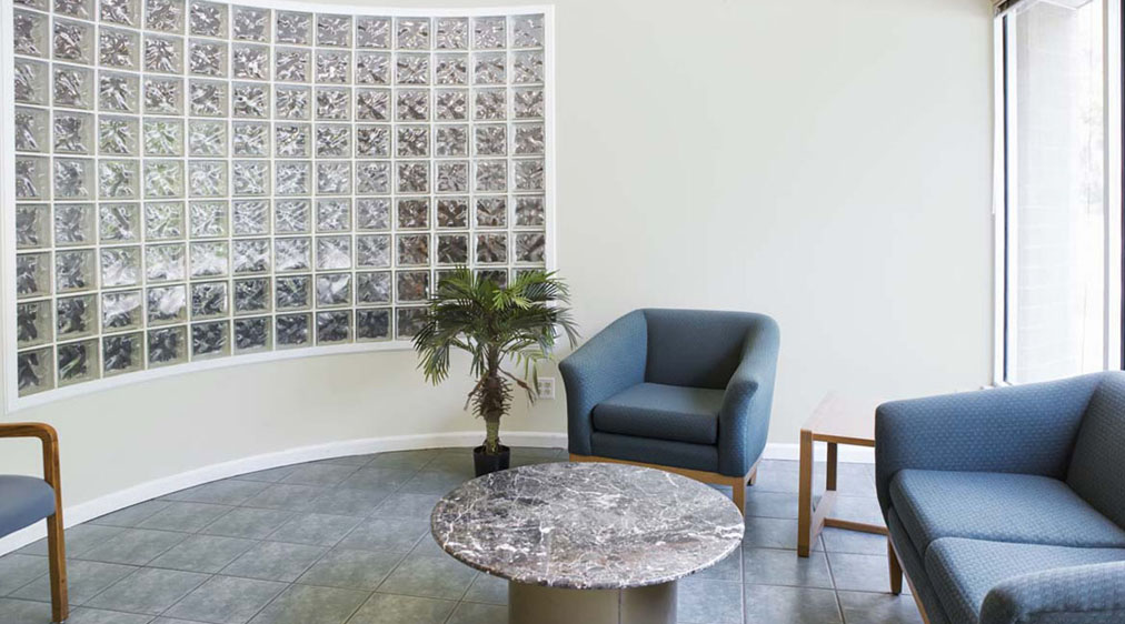 ديكورات مميزة معتمدة على الطوب الزجاجي