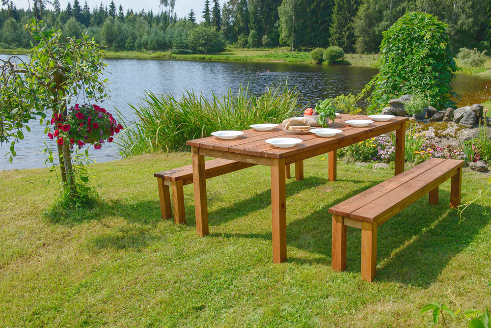 طاولات خشبية ذات طابع كلاسيكي للحدائق