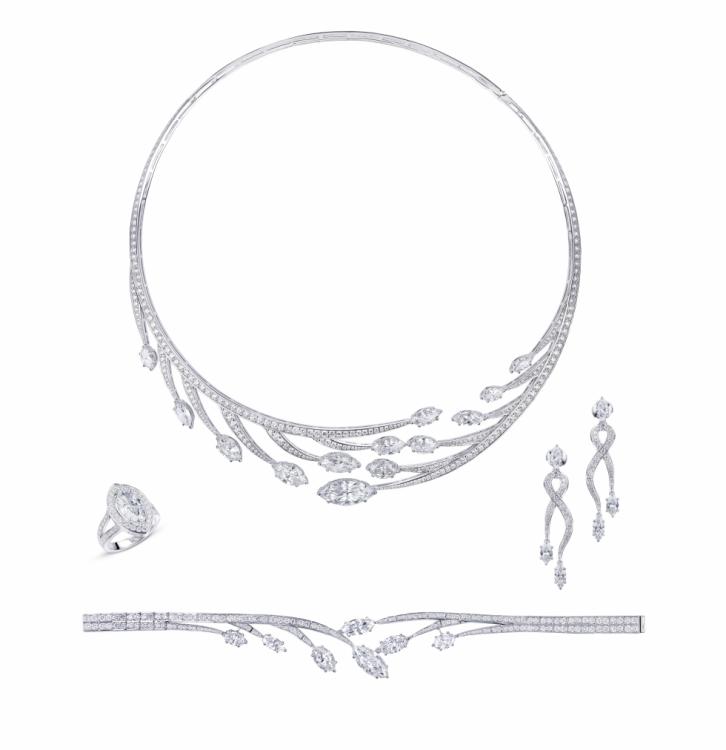 طقم ألماس ذو تصميم فخم من دار معوض