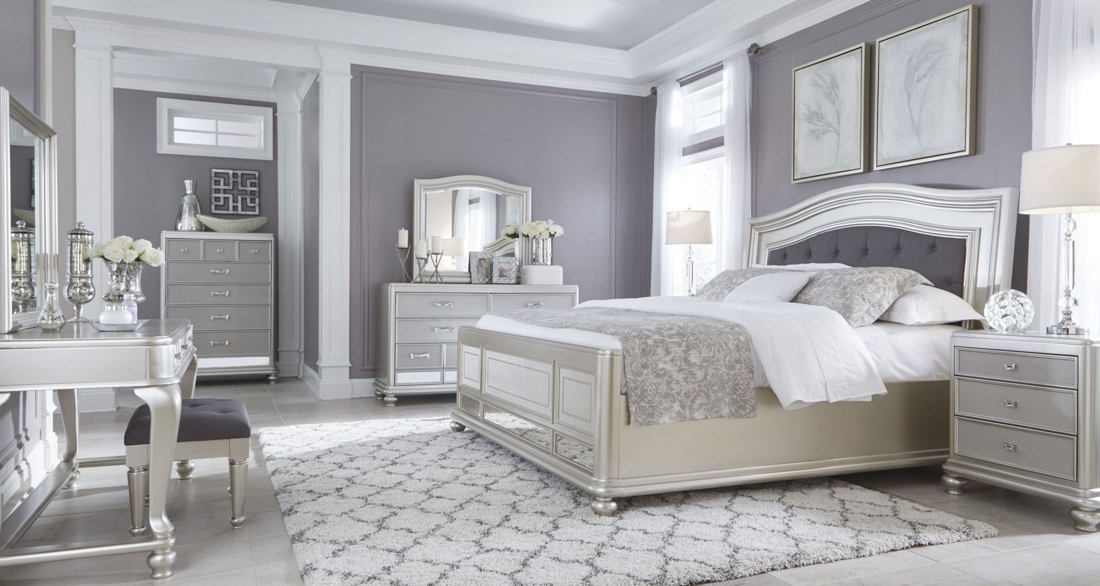 غرفة نوم ذات طابع مودرن باللون الفضي المميز