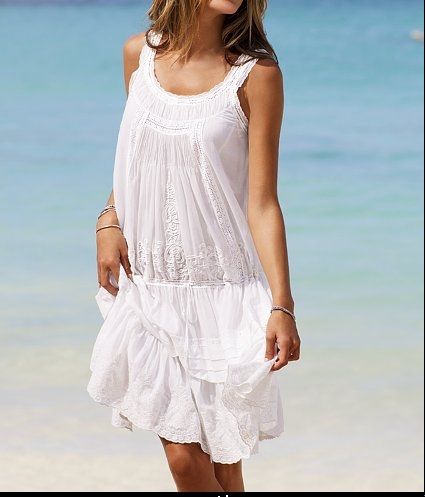 فساتين مميزة بيضاء للخروج على الشاطىء صيفًا