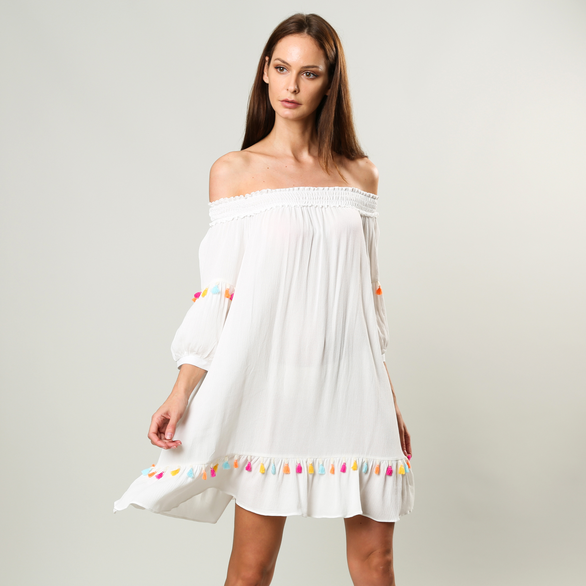 فستان ابيض قصير ذو ستايل عصري للخروج على الشاطىء