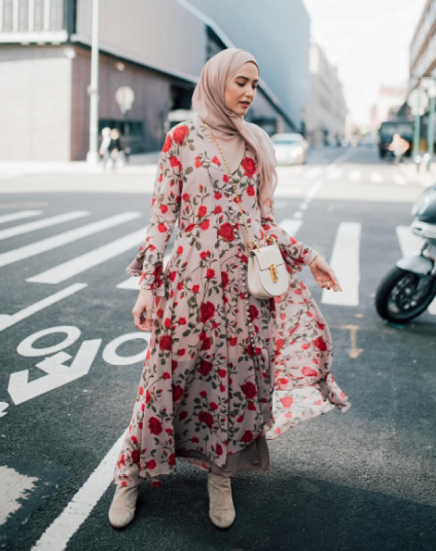 فستان شيفون ذو طابع مميز للمحجبات
