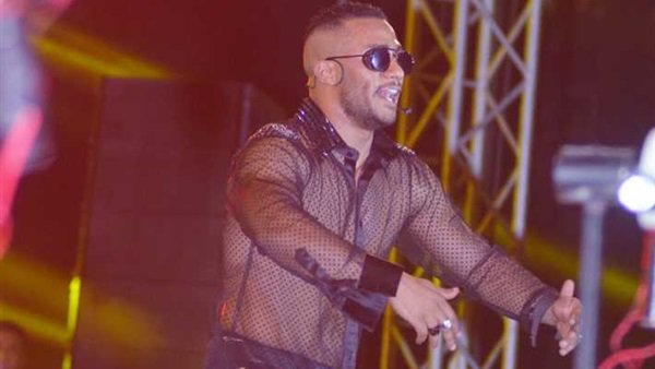 غضب كبير علي محمد رمضان بعد سجوده عارياً 