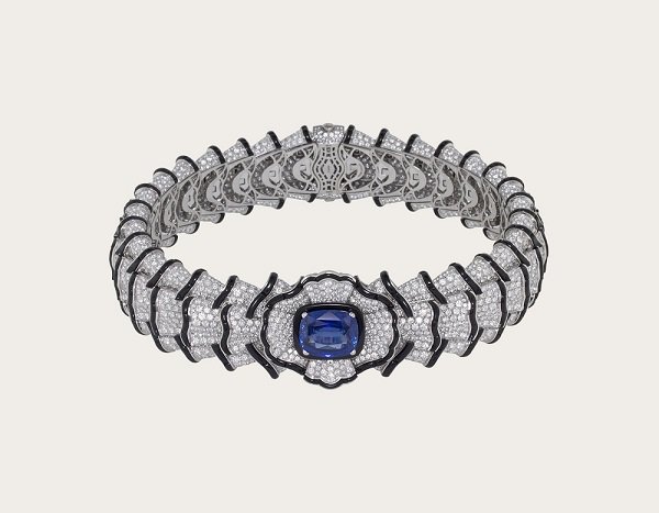 كوليه بولغاري من الذهب الابيض