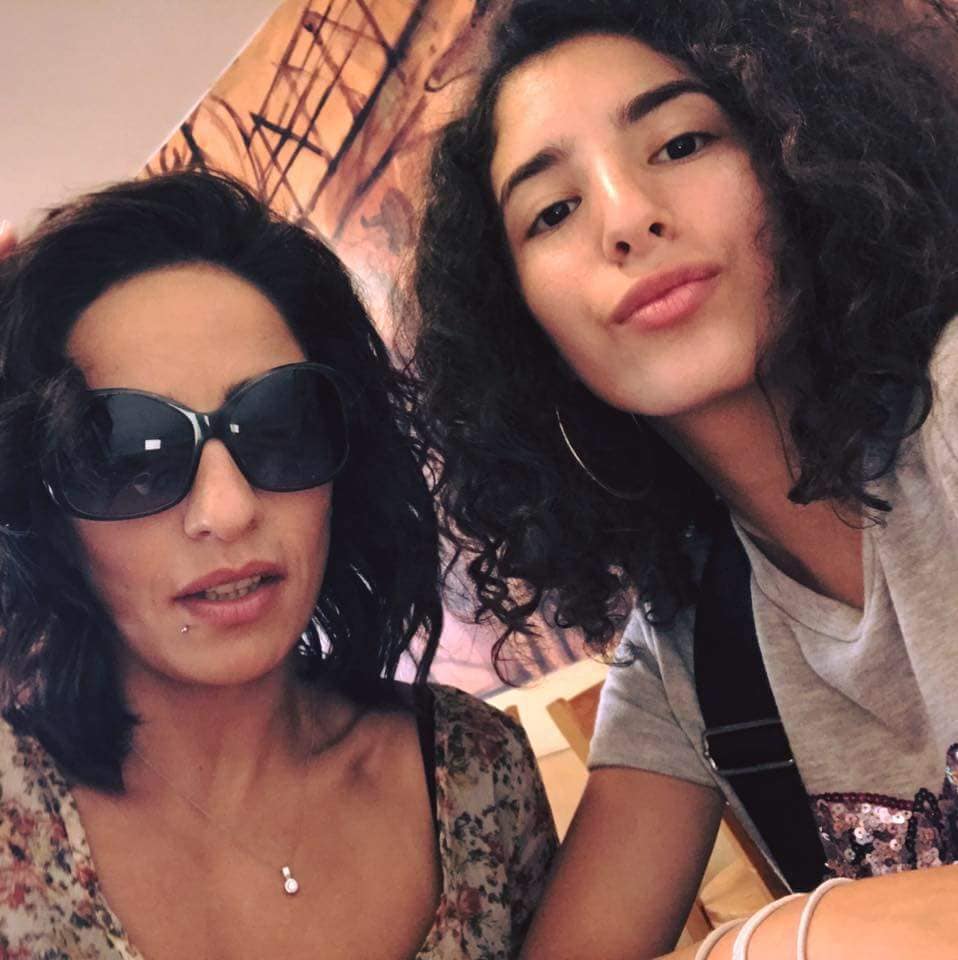لينا أحمد فاروق الفيشاوي مع والدتها هند الحناوي
