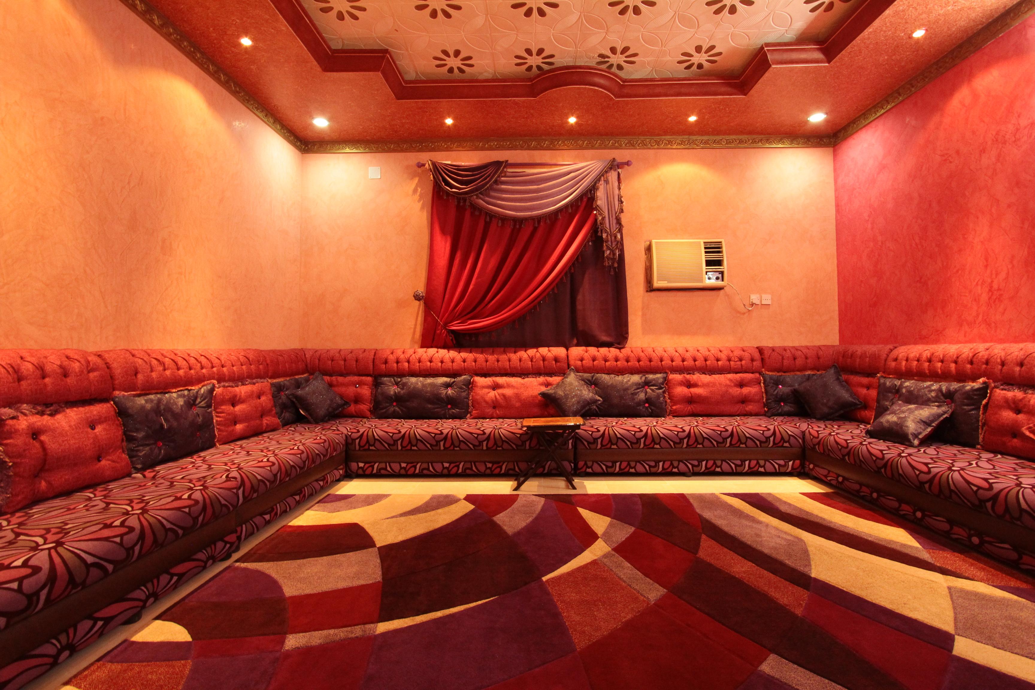 مجالس-عربية-سعودية-باللون-الاحمر- (1)