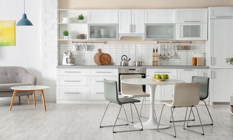 مطابخ خشبية باللون الابيض تصميم مودرن لعام 2019